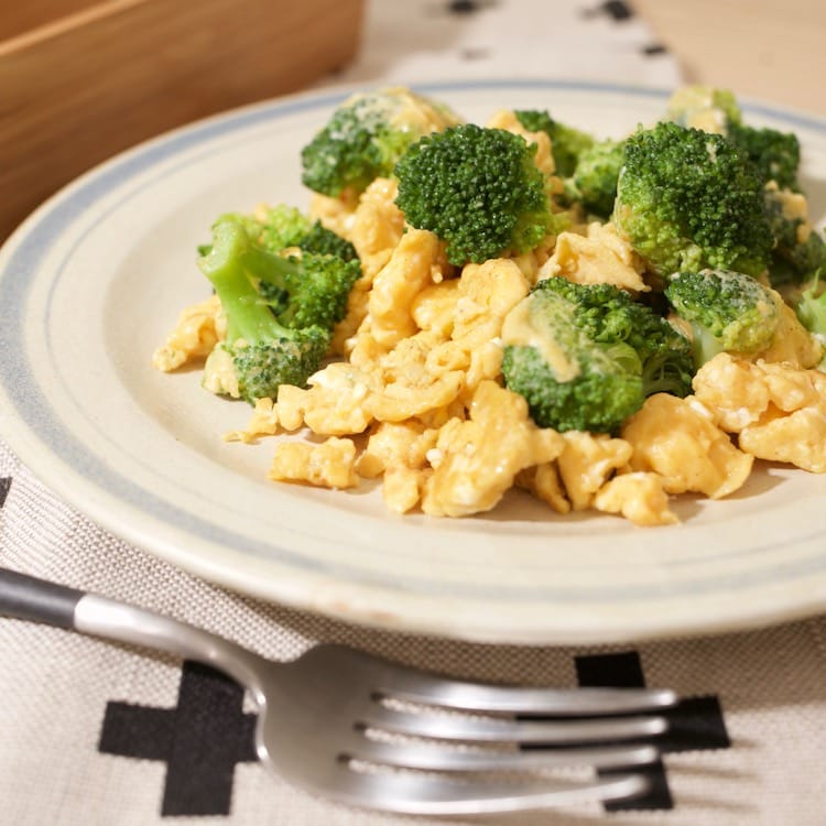 マヨのコクがきいた、ブロッコリーと卵の炒めもの(5人分)
