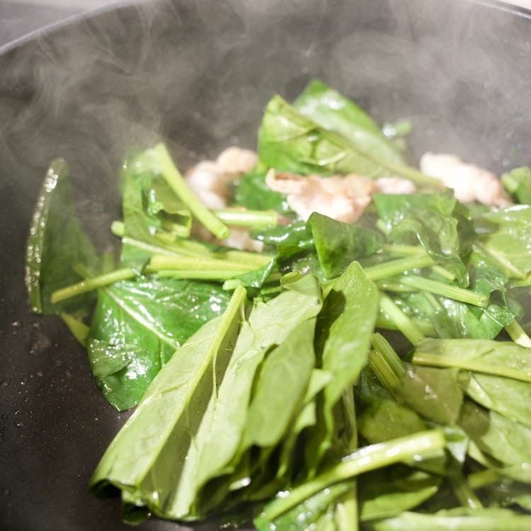 中華風、豚バラとほうれん草の炒めもの(5人分)