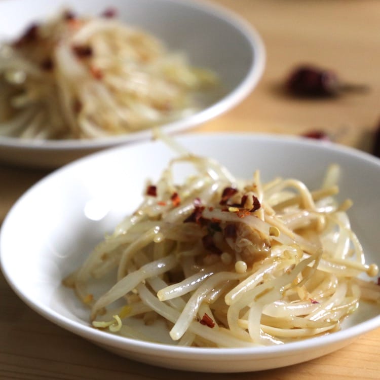 ピリ辛に仕上げた、もやしとえのきのナムル(1人分)