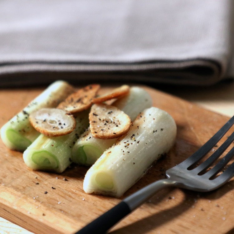 長ネギのソテー、ガーリックチップ添え(2人分)