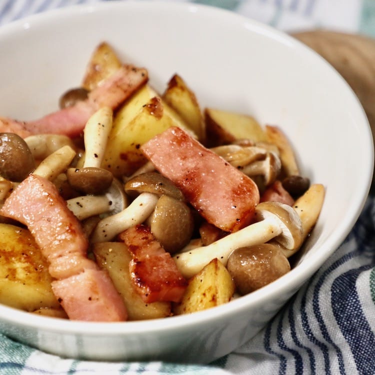 角切りベーコンたっぷりの、ジャガイモときのこのガーリック炒め(1人分)