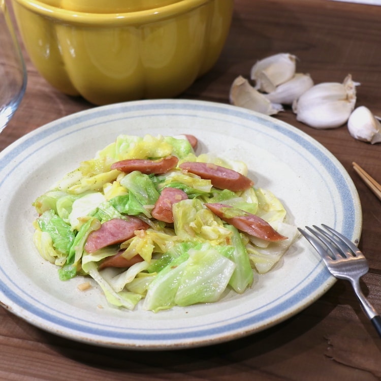 刻みガーリックがそそる、ウインナーとキャベツの炒め(5人分)