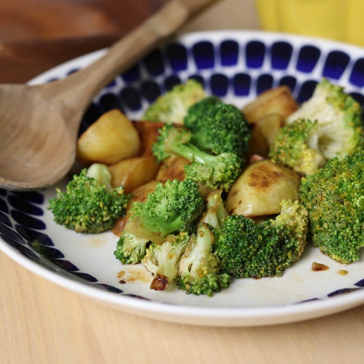 コンソメが香るブロッコリーとじゃがいもの炒めもの(5人分)