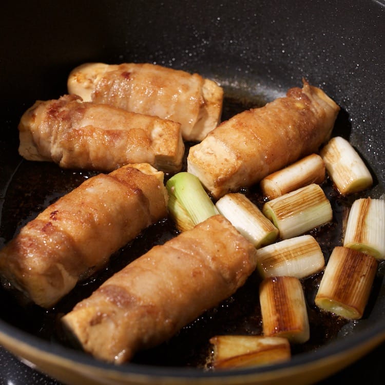 すき焼き風。豚バラ肉の巻き豆腐（1人分）