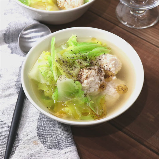 鶏だんごとキャベツの旨味がギュッとつまった、食べるうま塩スープ（5人分）