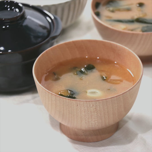 ワカメと玉ねぎの、ごく普通の味噌汁（5人分）
